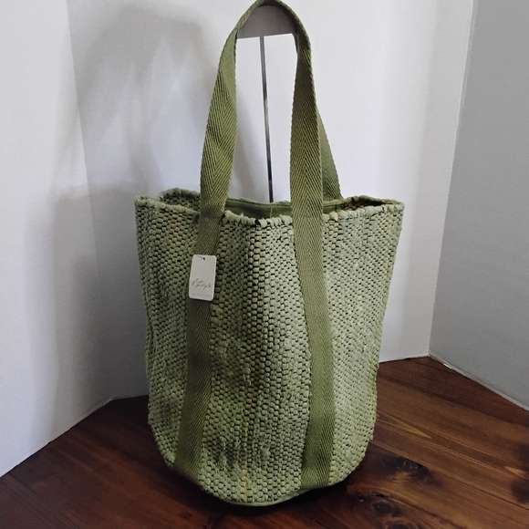 Free People Handbags - Free People NWT Bucket quilted hobo bag.  Beautiful Green color.
